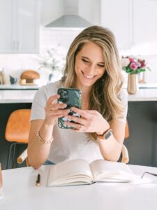 Business Coach Laura Schoenfeld photo on blog about how to attract more buyers by elevating your client avatar