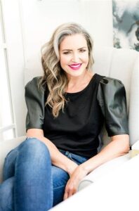 Why So Many Smart Entrepreneurs Are Leaving Social Media for Substack with Julie Ciardi - The Nourished CEO Episode 55