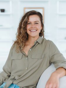 Jillian Greaves guest in The Nourished CEO Podcast about How to Scale a Six-Figure Service Business